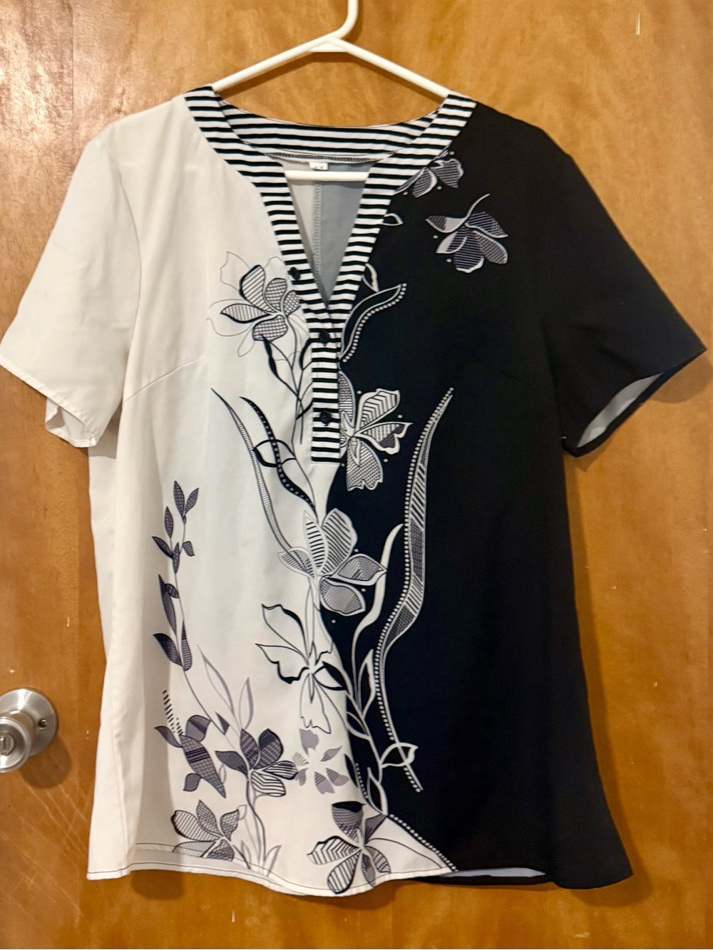 Rosewee, Two Tone, Split V-Neck Tunic, 1X, contrasting black/white. P2P:22”, EUC - Picture 2 of 5